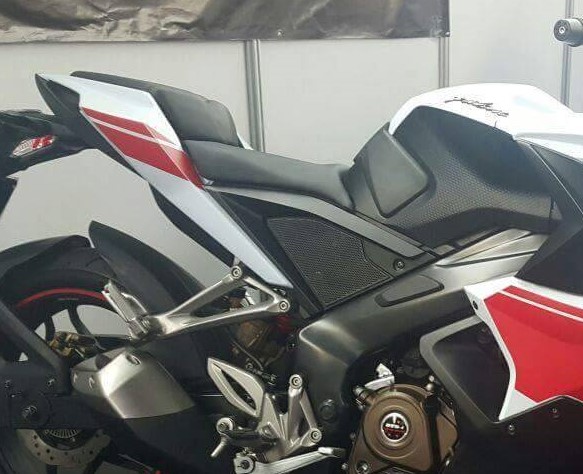 Bajaj-Pulsar-RS200-White-Red-side - Copy