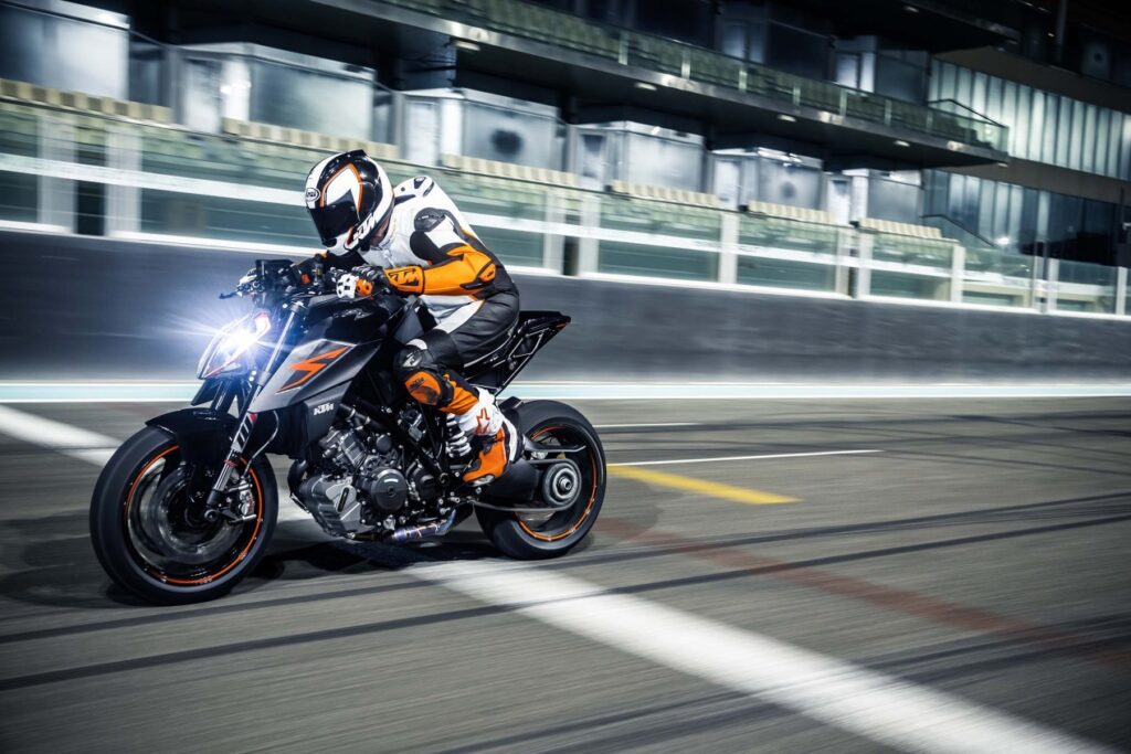 2017-ktm-1290-super-duke-r-action-11