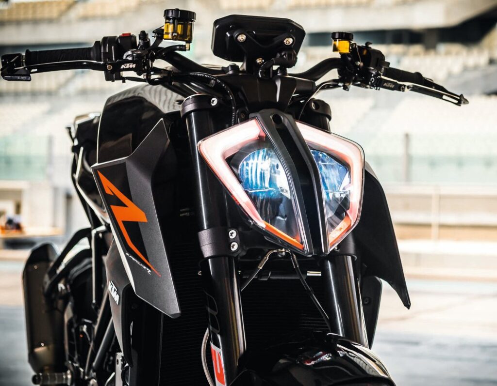 2017-ktm-1290-super-duke-r-static-05