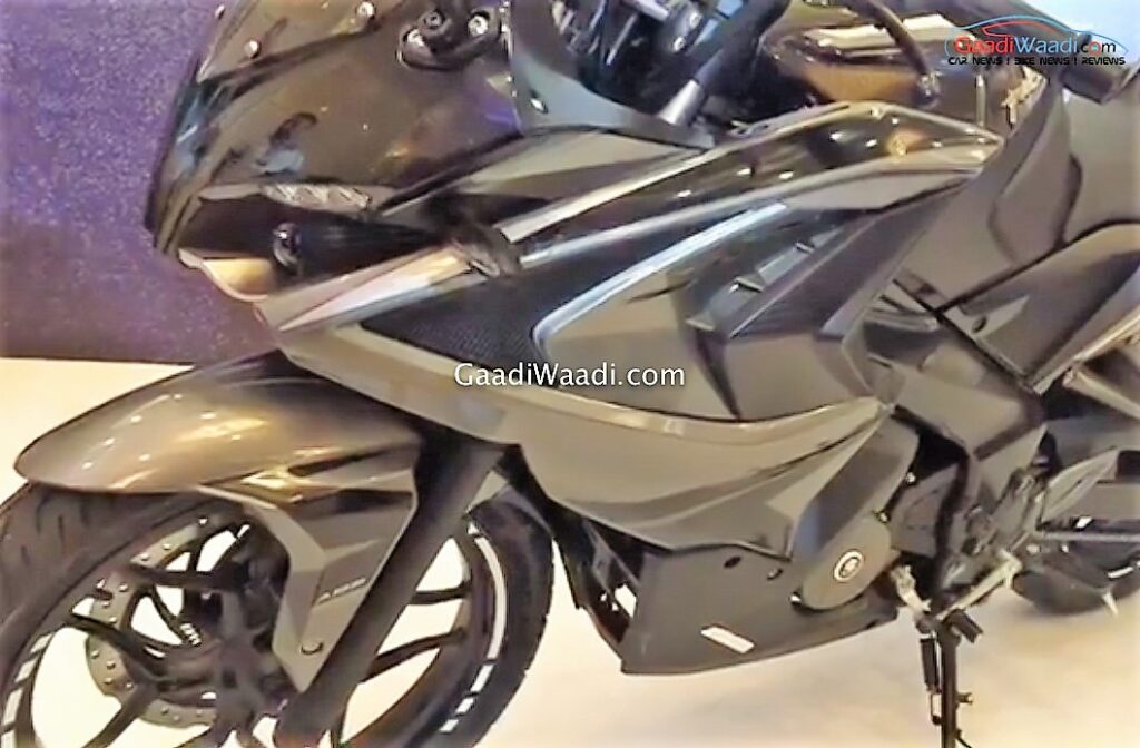 2017-bajaj-pulsar-rs200-3