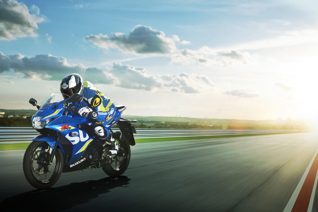 gsx-r150_action_1-low