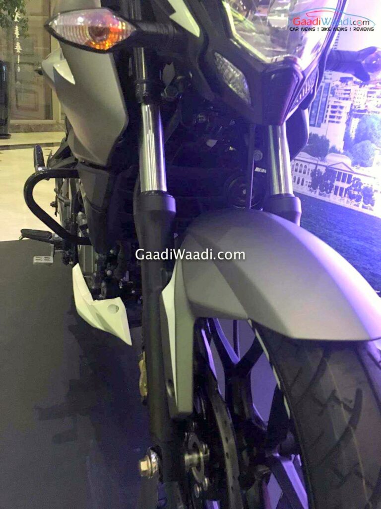 new-bajaj-pulsar-200ns-fi-12