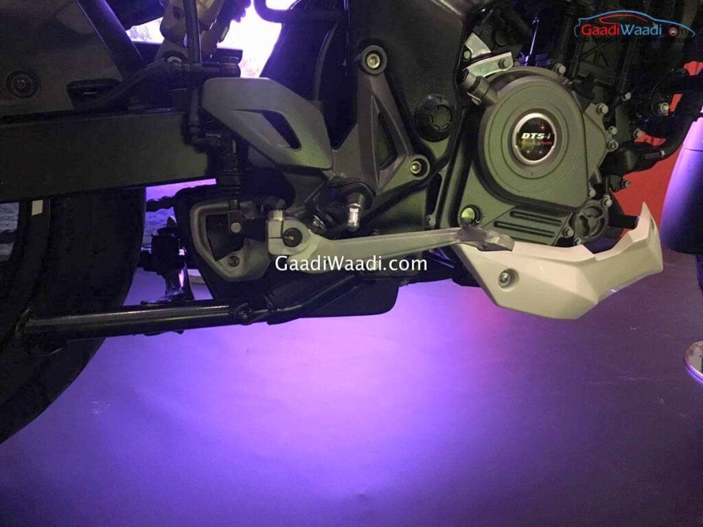 new-bajaj-pulsar-200ns-fi-13