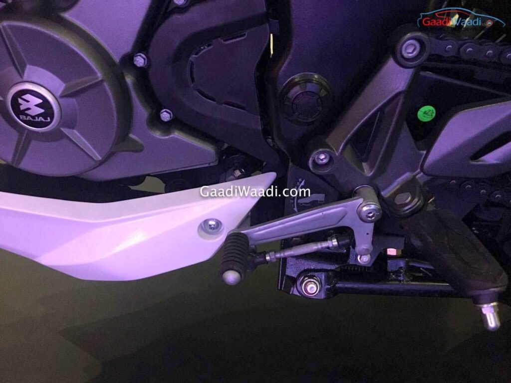 new-bajaj-pulsar-200ns-fi-5