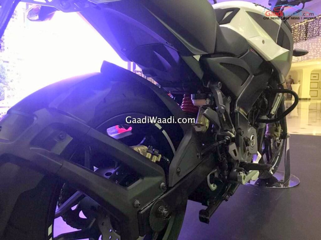 new-bajaj-pulsar-200ns-fi-7