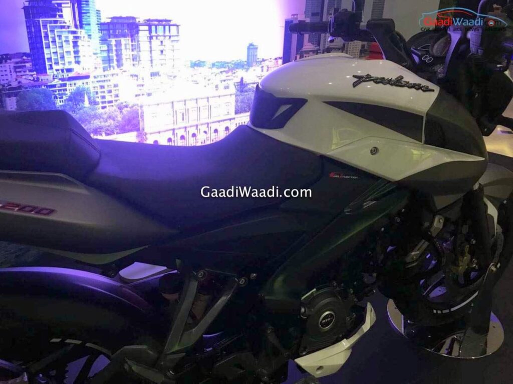 new-bajaj-pulsar-200ns-fi-8