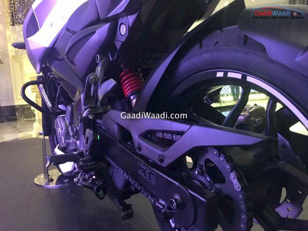 new-bajaj-pulsar-200ns-fi-9