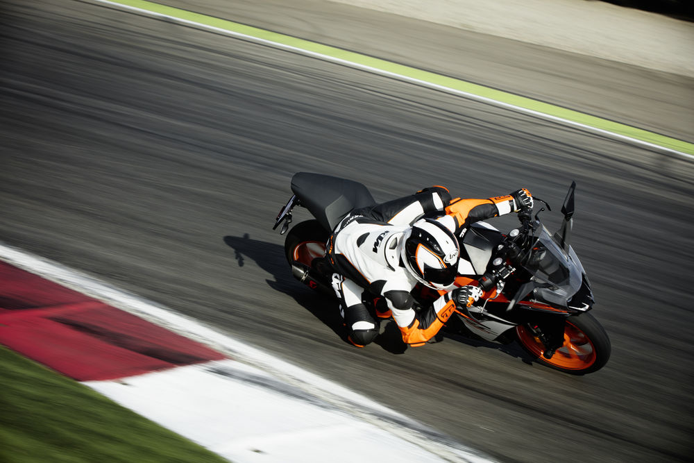 cw1116-2017-ktm-rc-390-image-05