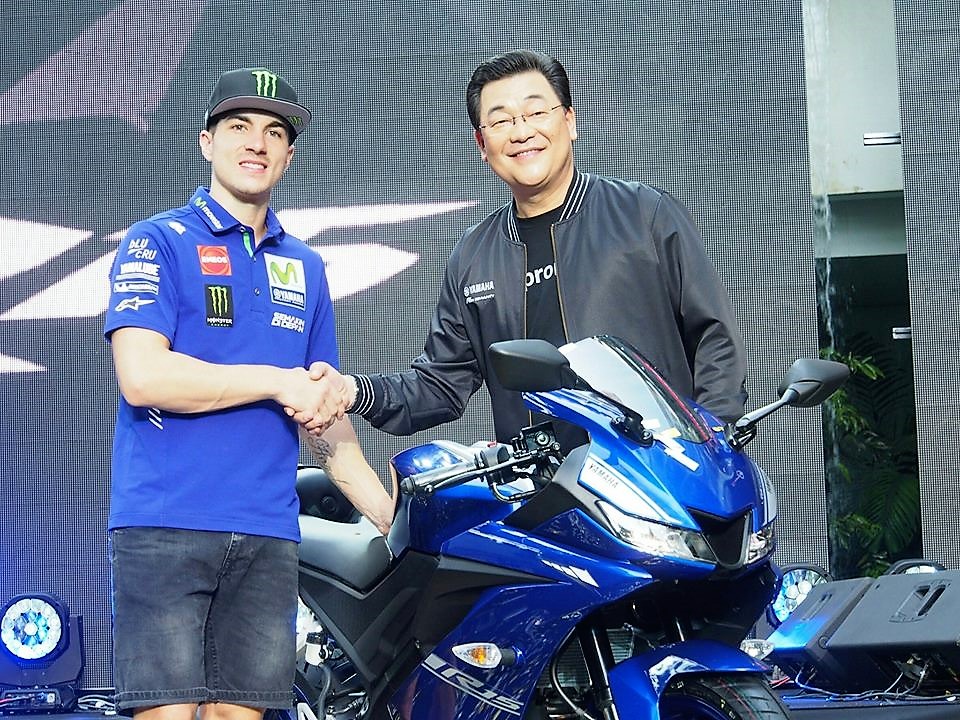 yamaha-r15-v3-0-thailand-maverick-vinales-front-handshake