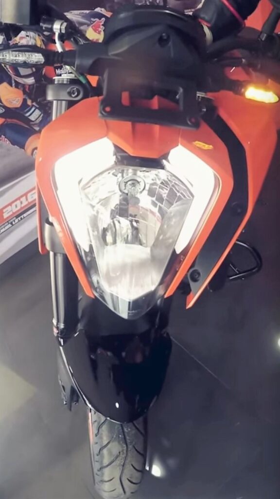 2017-03-20 11_44_00-KTM Duke 250 Review _ Perfect City bike_ _ RWR - YouTube