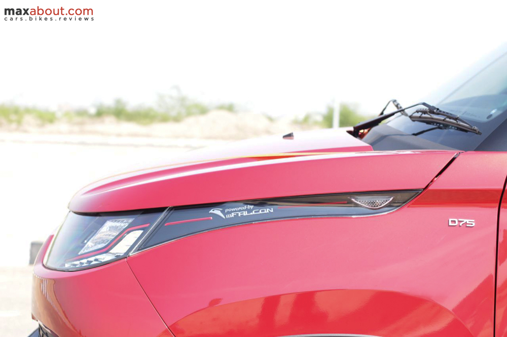 KUV100's extreme detailing can be seen clearly from this left hand side closeup. D75 denotes diesel engine on this typical KUV100 dual tone edition.