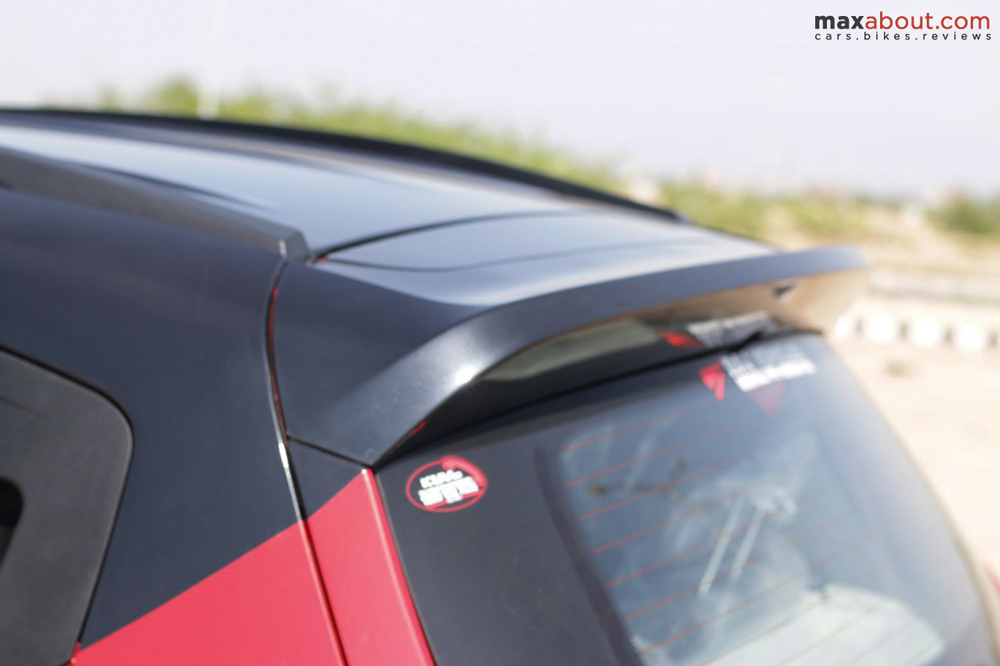 The slope of the Black shade matches to the angle of the integrated rear spoiler.