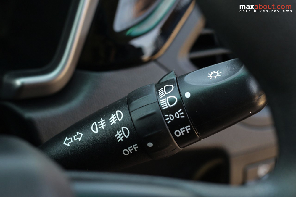 The right hand side comes with headlight on and off switch. It even has a separate switch for fog light operation. The silver lining for the instrument console can also be seen here.