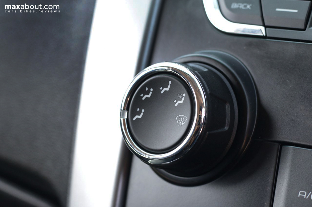 KUV100 comes with knobs for controlling the air conditioner of the car.