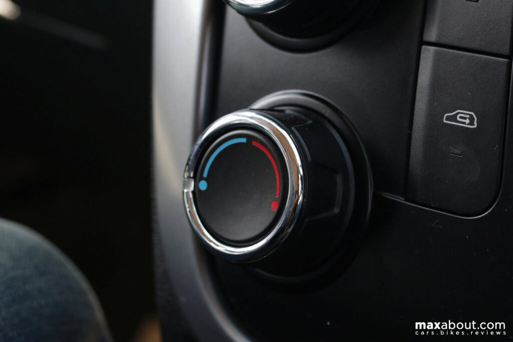 Temperature control can even be implemented through the positioning of the knob into the cold or hot side.