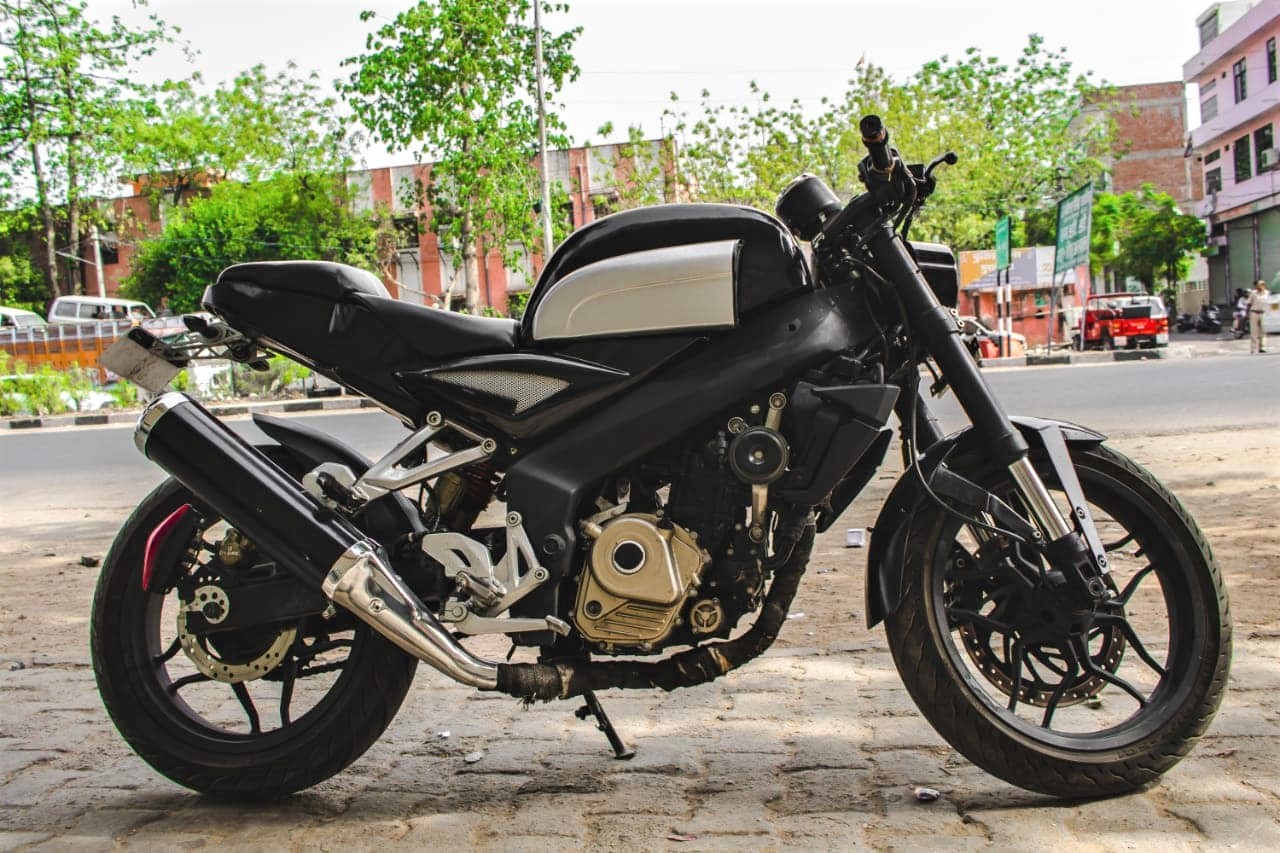 Customized Rs 200 Modified / Bajaj pulsar rs200,Mod,stunts,modified exhaust, silencer ... / Full jetblack paint ninja side mirror winglet angel eye white light clip on handle bar lowered crash guard belly.