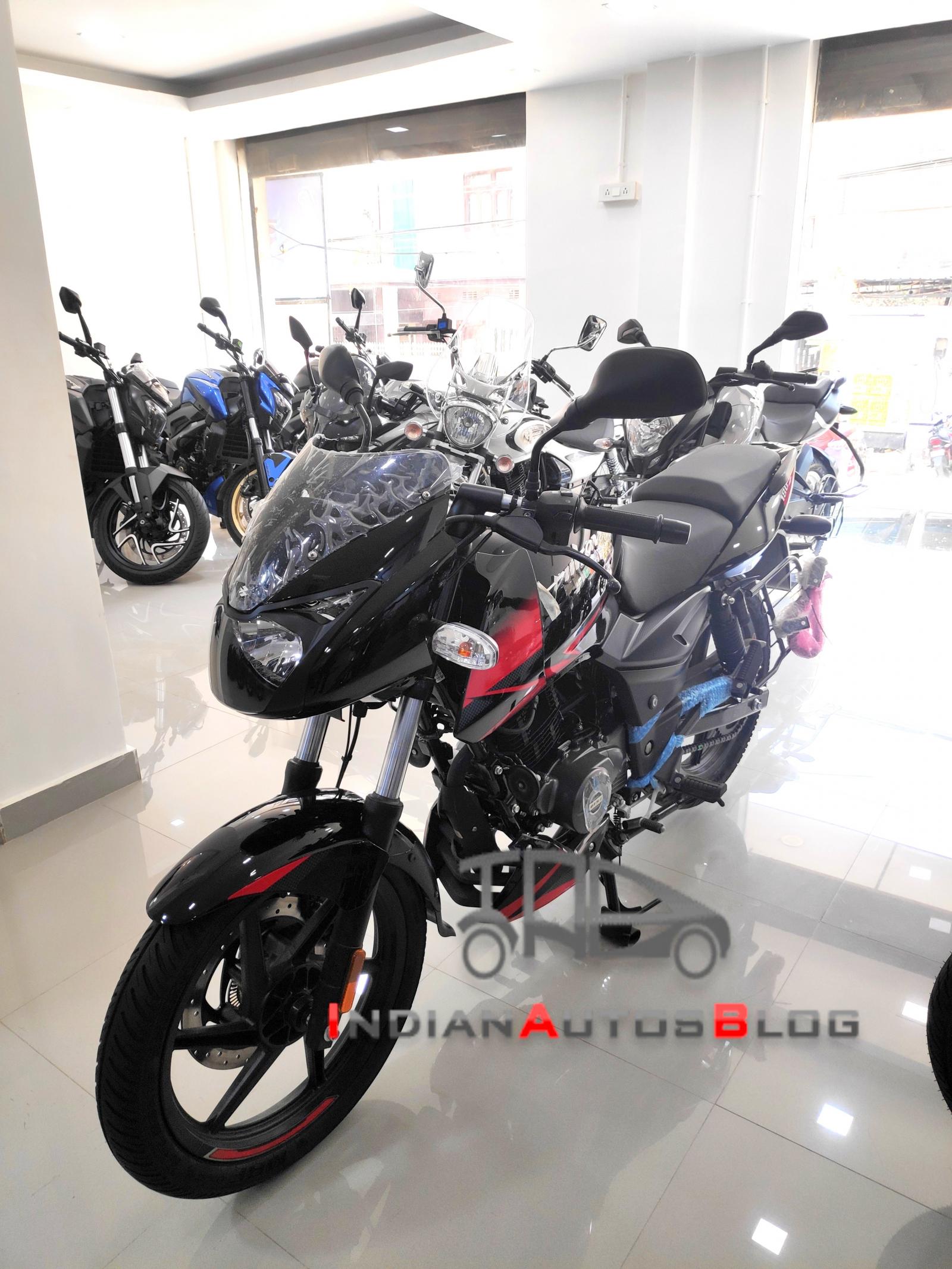 Front 3-Quarter View of Bajaj Pulsar 180 Naked