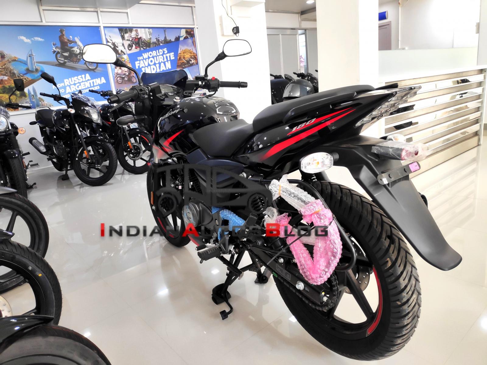 Rear 3-Quarter View of Bajaj Pulsar 180 Naked