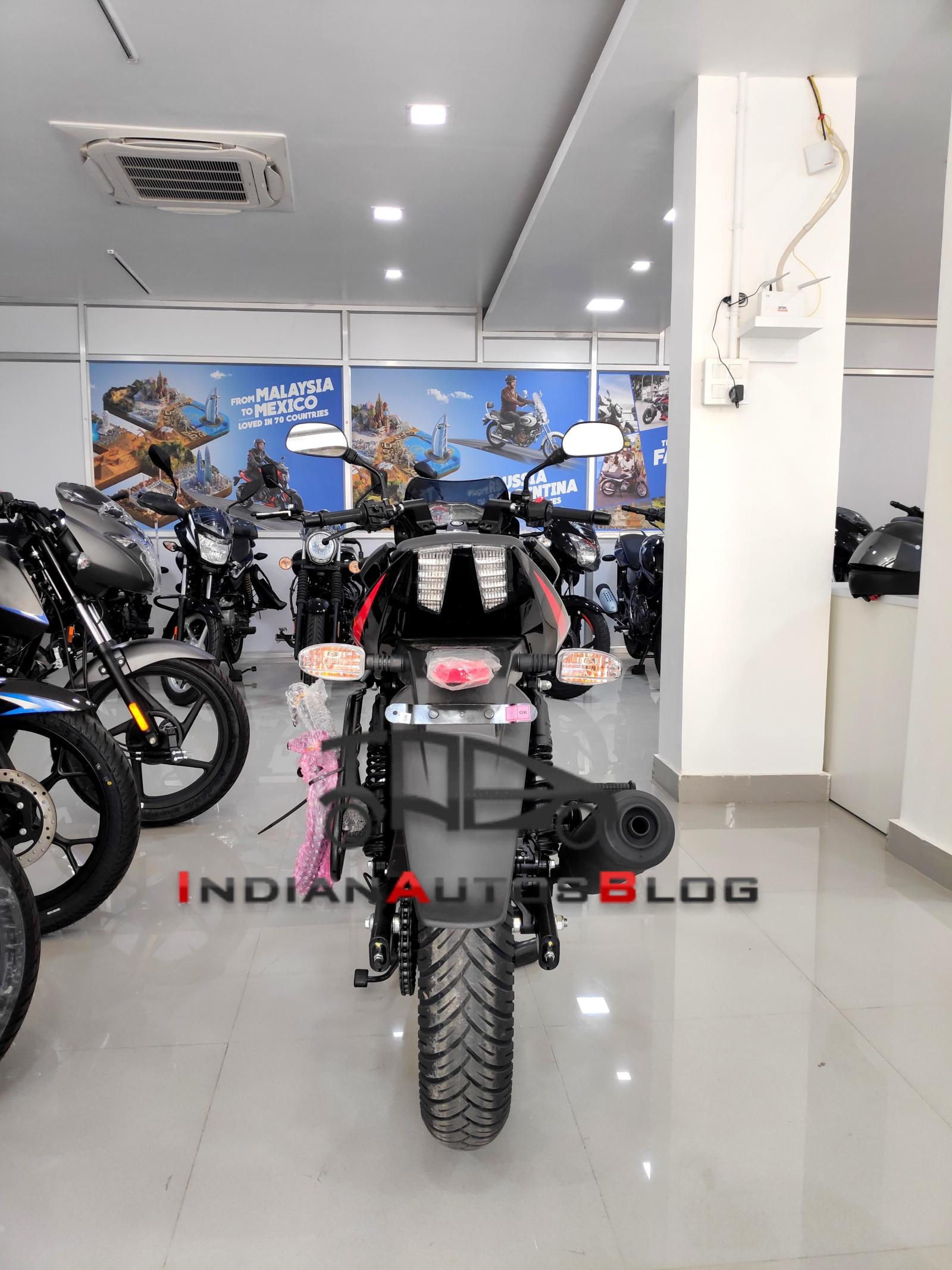 Rear View of Bajaj Pulsar 180 Naked